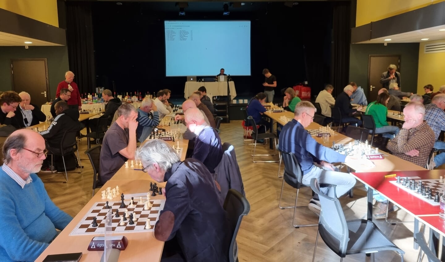 Overzicht van het schaaktoernooi zaterdag in Epe, met een goede opkomst van 65 deelnemers.