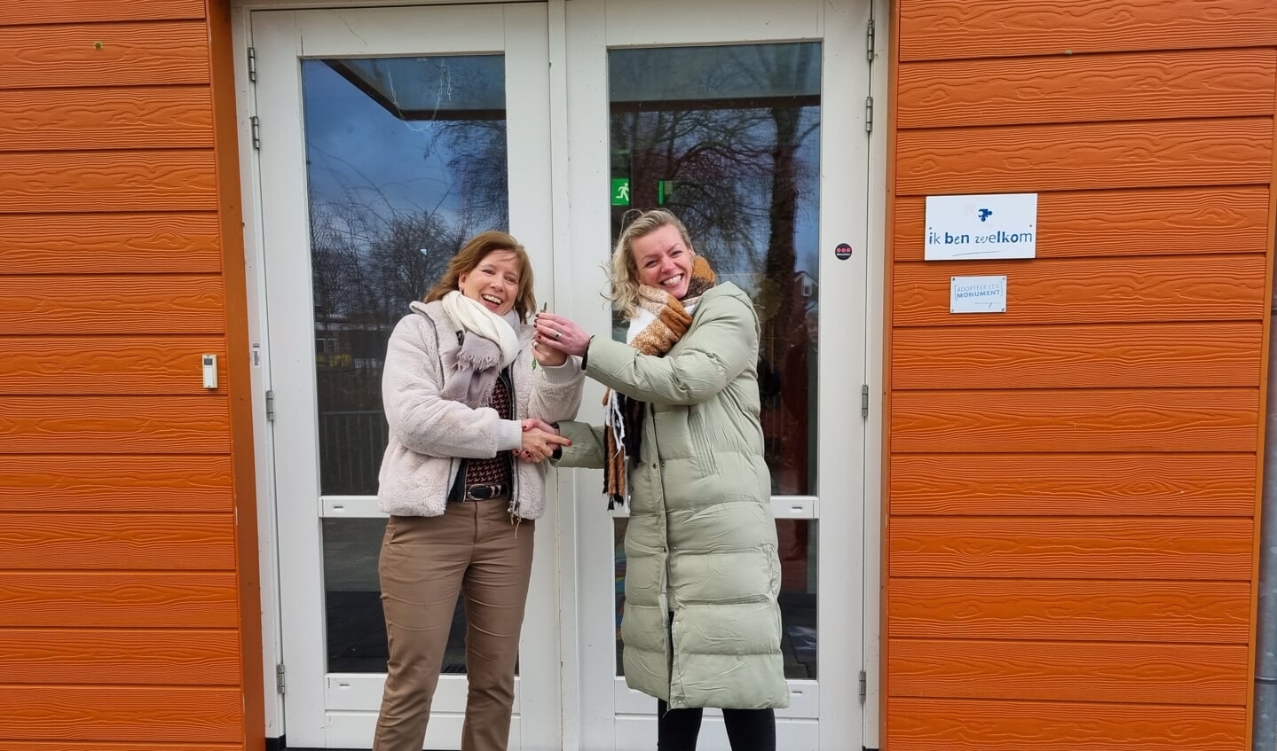 Irma Gelderblom, directeur-bestuurder Stichting Openbaar Onderwijs Kampen (links) en Albertina Daalmeijer, directeur Kindcentrum De Morgenster