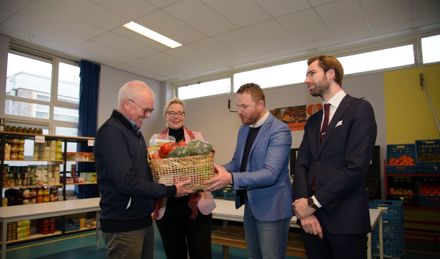 Vlnr: voorzitter van de voedselbank Kampen Harrie Ruigendijk, statenlid Jeanet Nijhof-Leeuw, gedeputeerde Roy de Witte, statenlid Joeri Pool