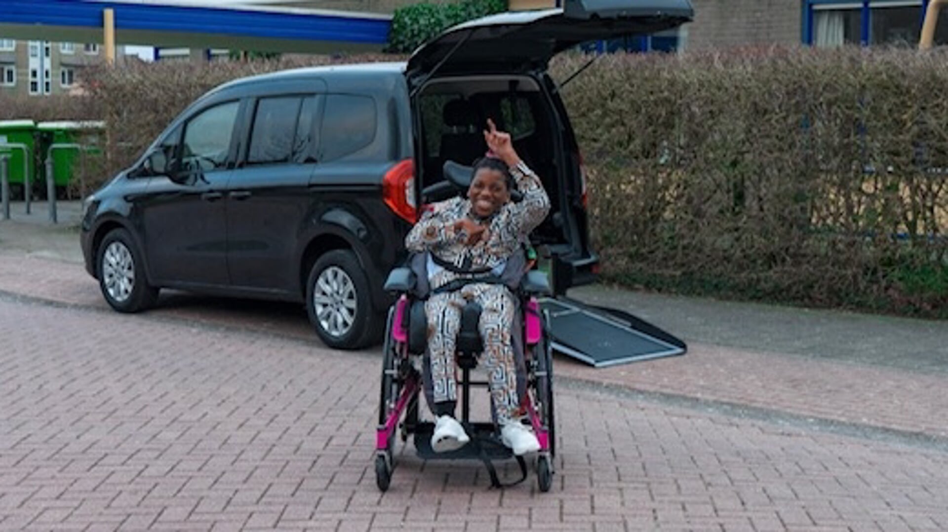 Esther Ndombaxi Antonio voor haar speciale rolstoelbus
