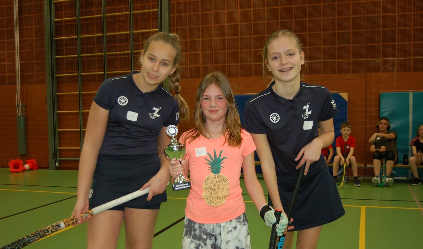 Winnaar zaalhockey Rosalie met de coaches Gwenn en Liv.