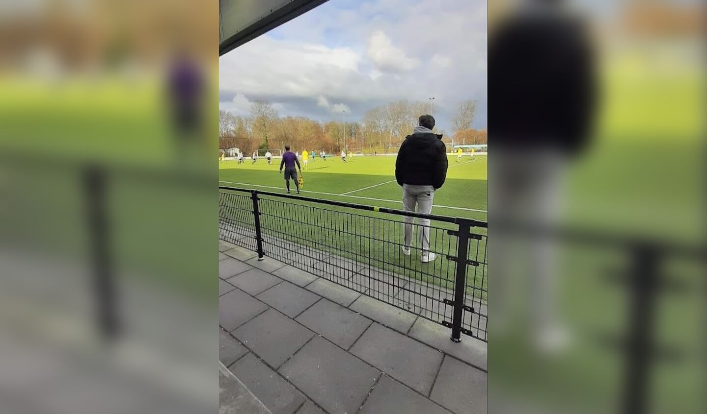 Marco Onderberg zondag nog druk coachend bij SV Zwolle-Voorst.