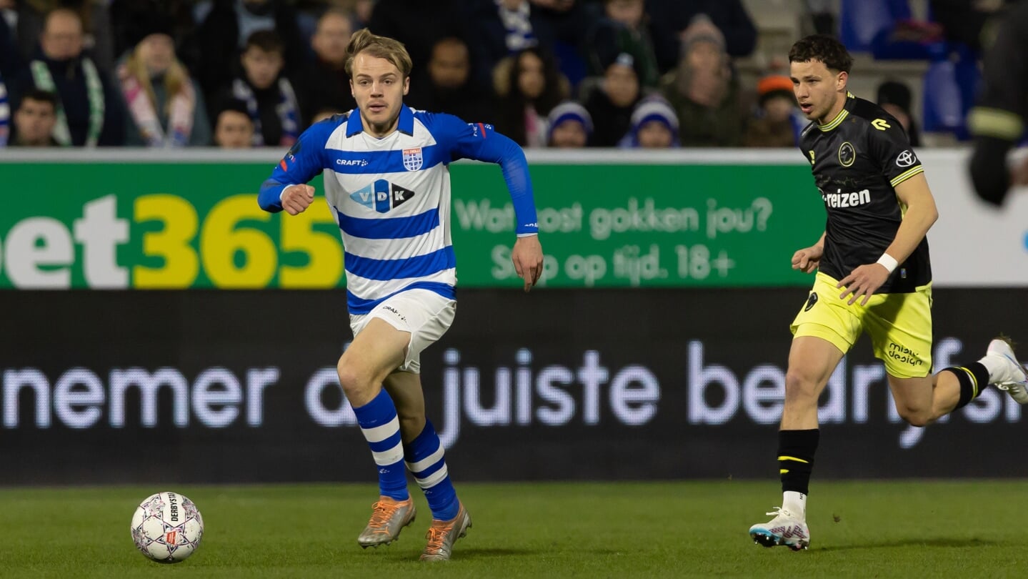 Thomas van den Belt snelt in het duel tegen FC Den Bosch maar weer eens langs een tegenstander. 