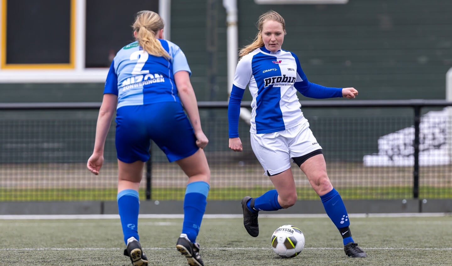 Erica de Bok in actie tegen SVI. Die wedstrijd werd gespeeld bij Dieze-West. "Daar kunnen we gewoon terecht."