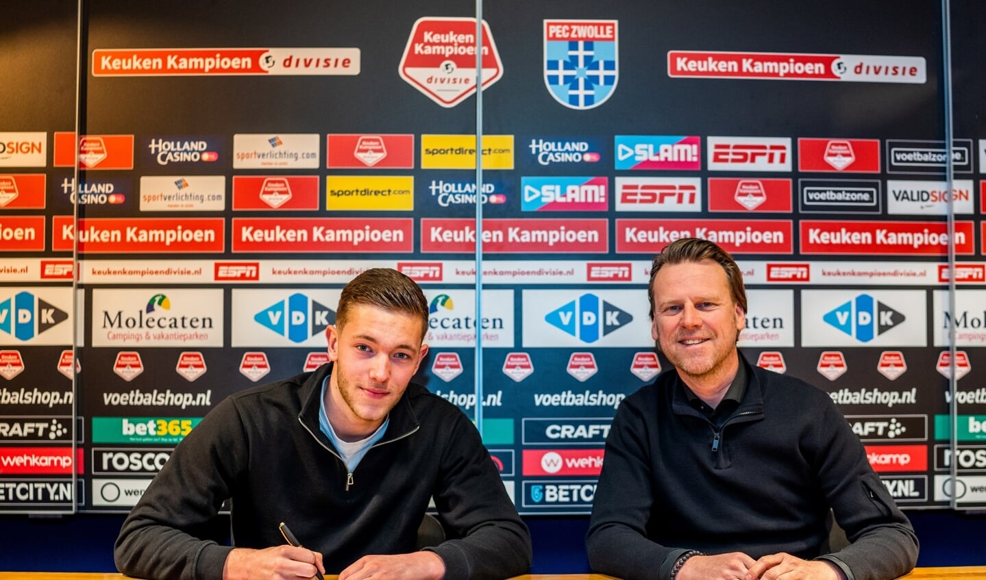 Damian van der Haar (links) tekent zijn contract. Rechts Marcel Boudesteyn.