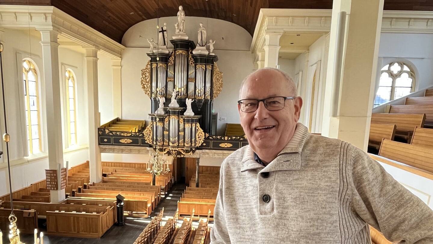 Arend Booi met op de achtergrond het orgel waarop hij 50 jaar geleden zijn eerste dienst speelde.