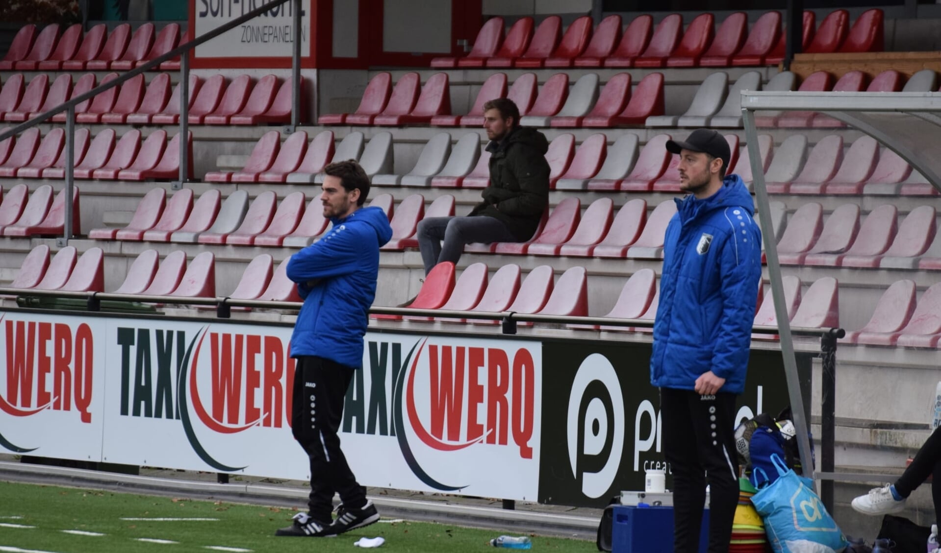 Aron Pragt (met pet), blijft trainer bij Vrouwen 1 van Berkum.