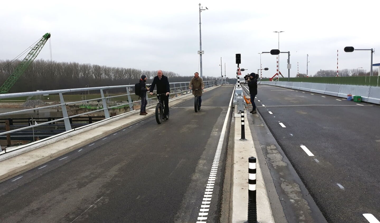 Gedeputeerden Bert Boerman (Overijssel) en Jan de Reus (Flevoland) verkennen de nieuwe brug in de N307 per step