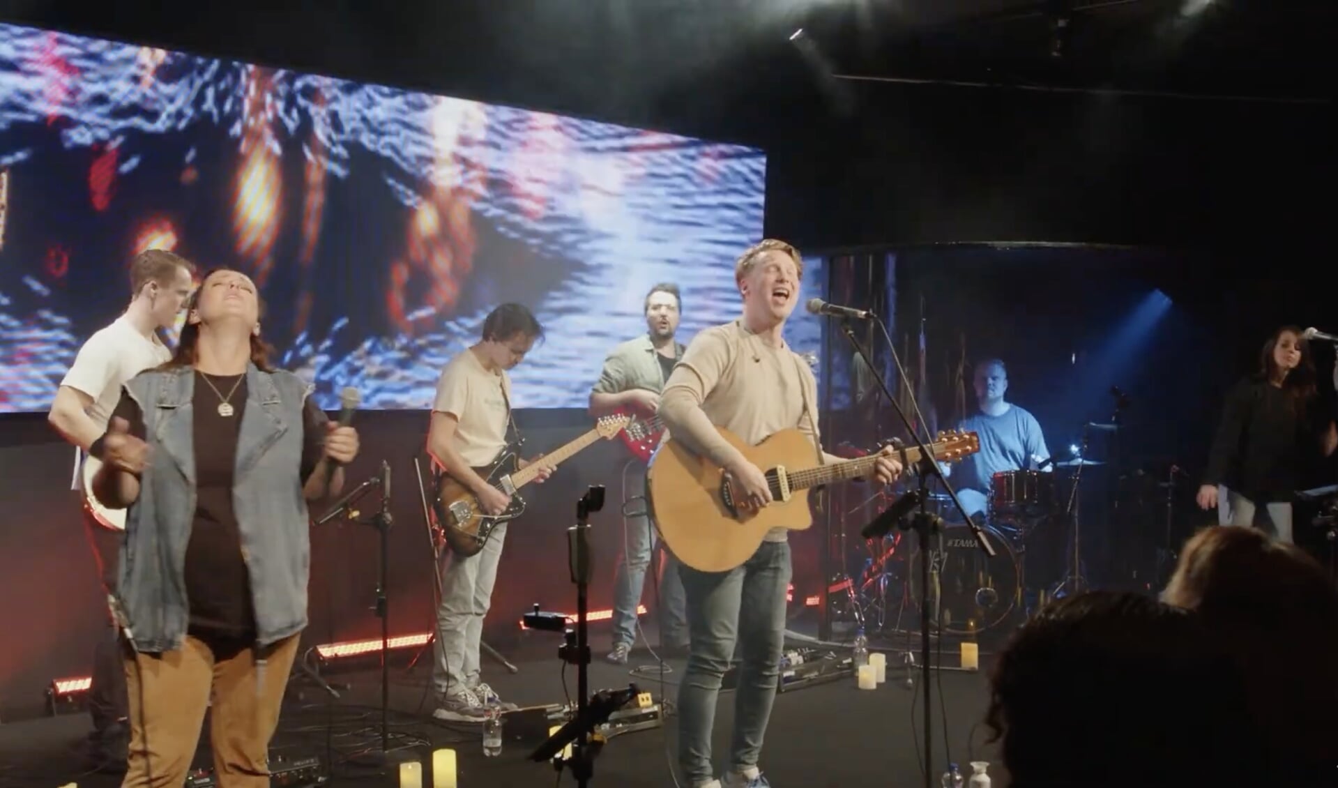 Screenshot van livestream worship bijeenkomst in Nijkerk