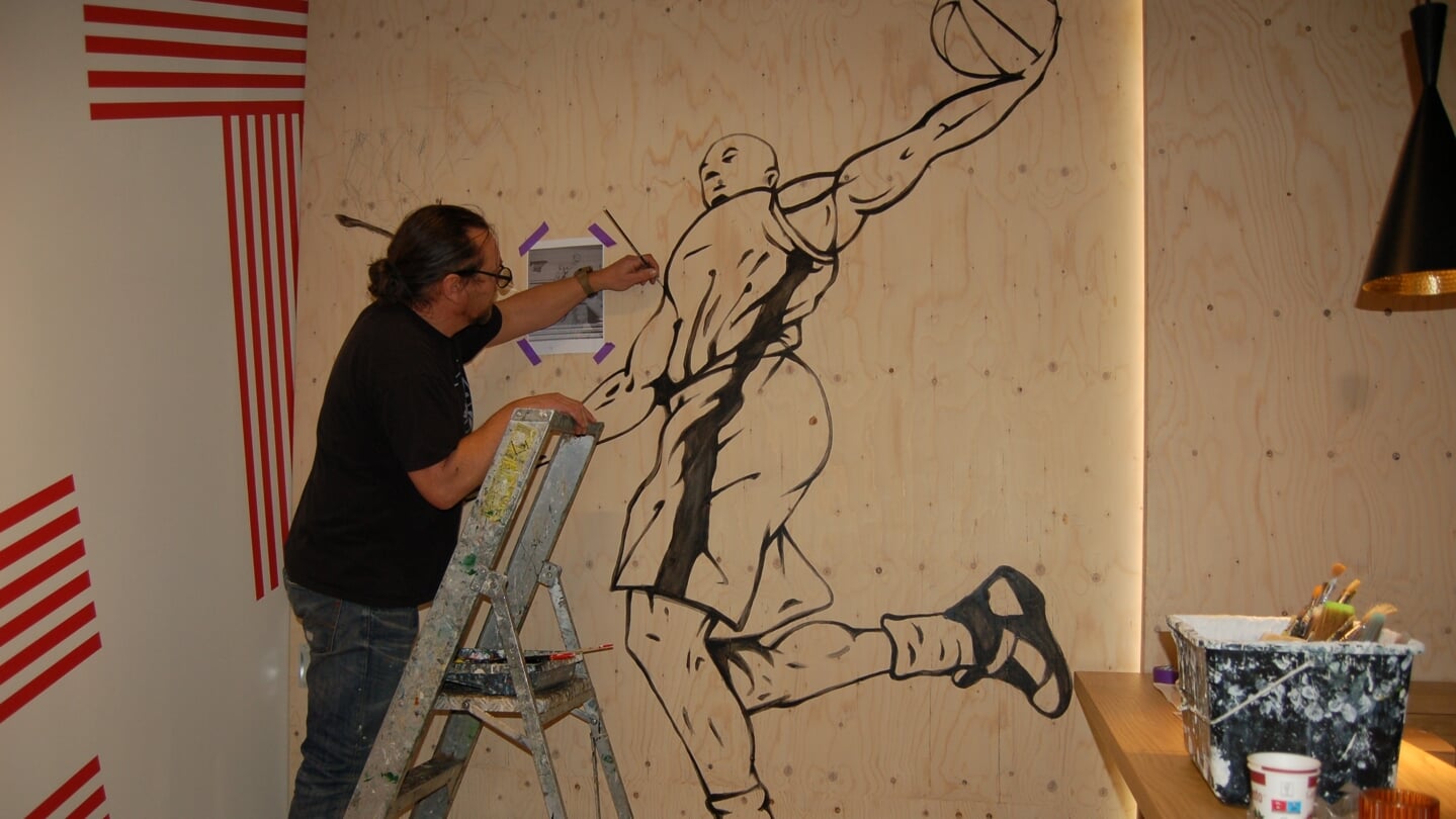 Een basketbalspeler is een van de tekeningen die de kale schuifwand in Het Baken op gaat sieren.