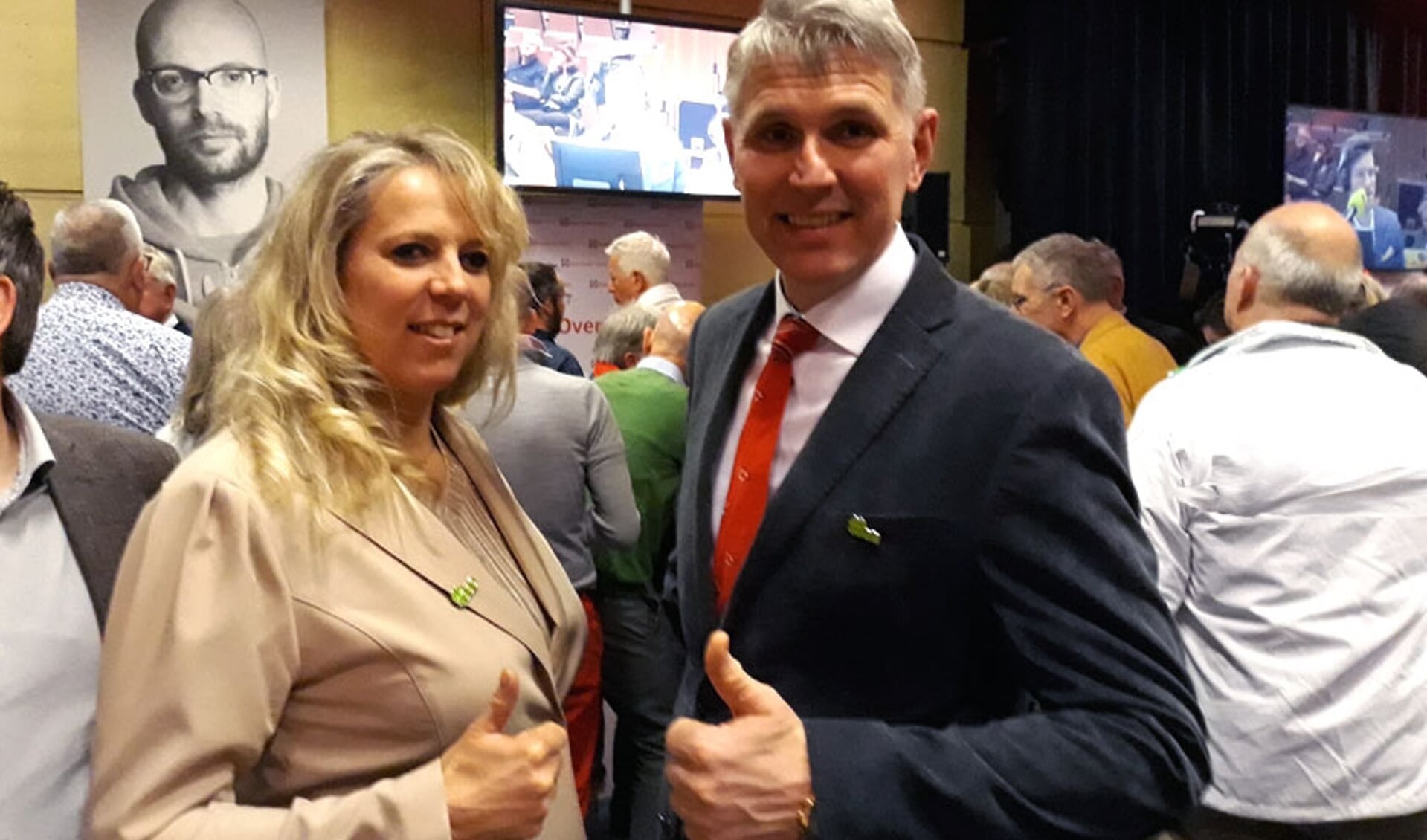 Alwin Pleijter en Martien van 't Hul tijdens de uitslagenavond op het Provinciehuis te Zwolle