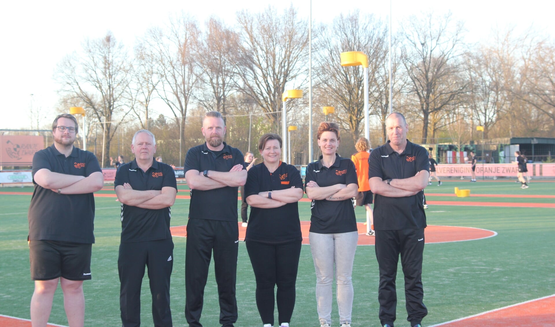 De nieuwe technische staf van Oranje Zwart, tweede van links Jackie de Vries.