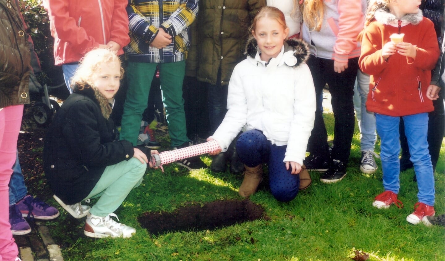 Twee meisjes begraven de capsule in 2013