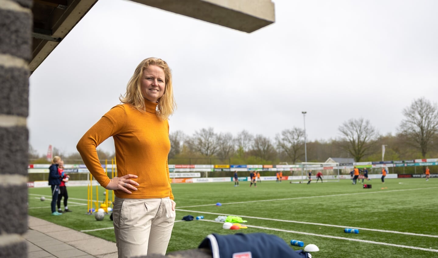 Manager vrouwenvoetbal Mariska Kogelman: "Bij Berkum kunnen we goed trainen en wedstrijden spelen."