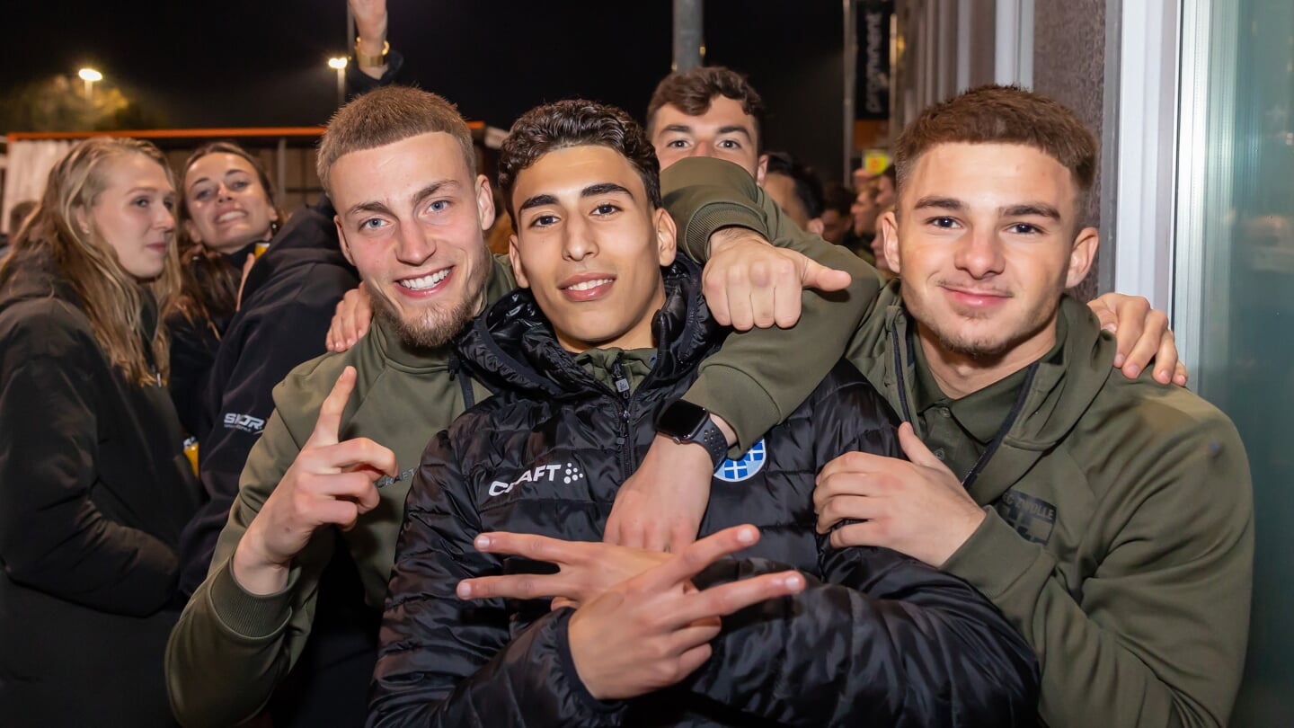Gabi Caschili (rechts) is blij met de promotie van PEC Zwolle.