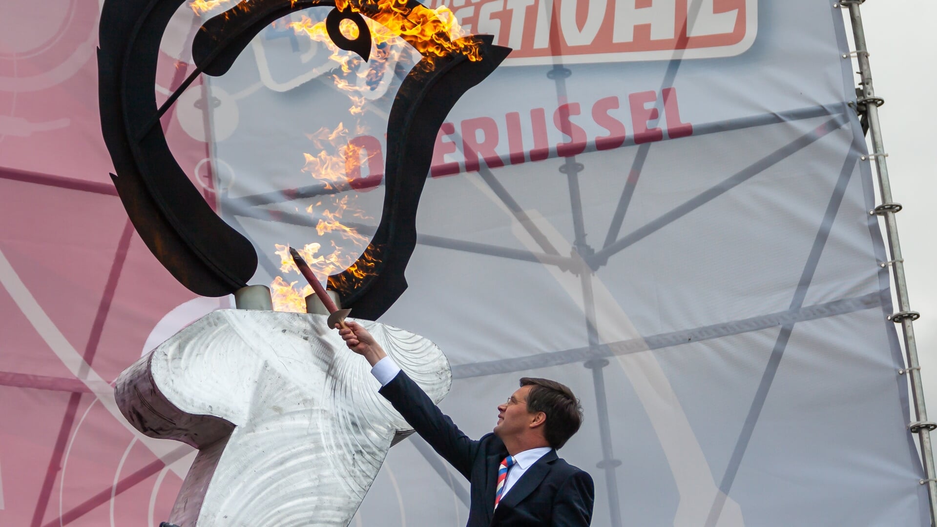 Jan Peter Balkenende opende in 2009 de Nationale start van de 5 mei viering in Zwolle. Hij deed dat door op het hoofdpodium van het Bevrijdingsfestival Overijssel het vuur te ontsteken
