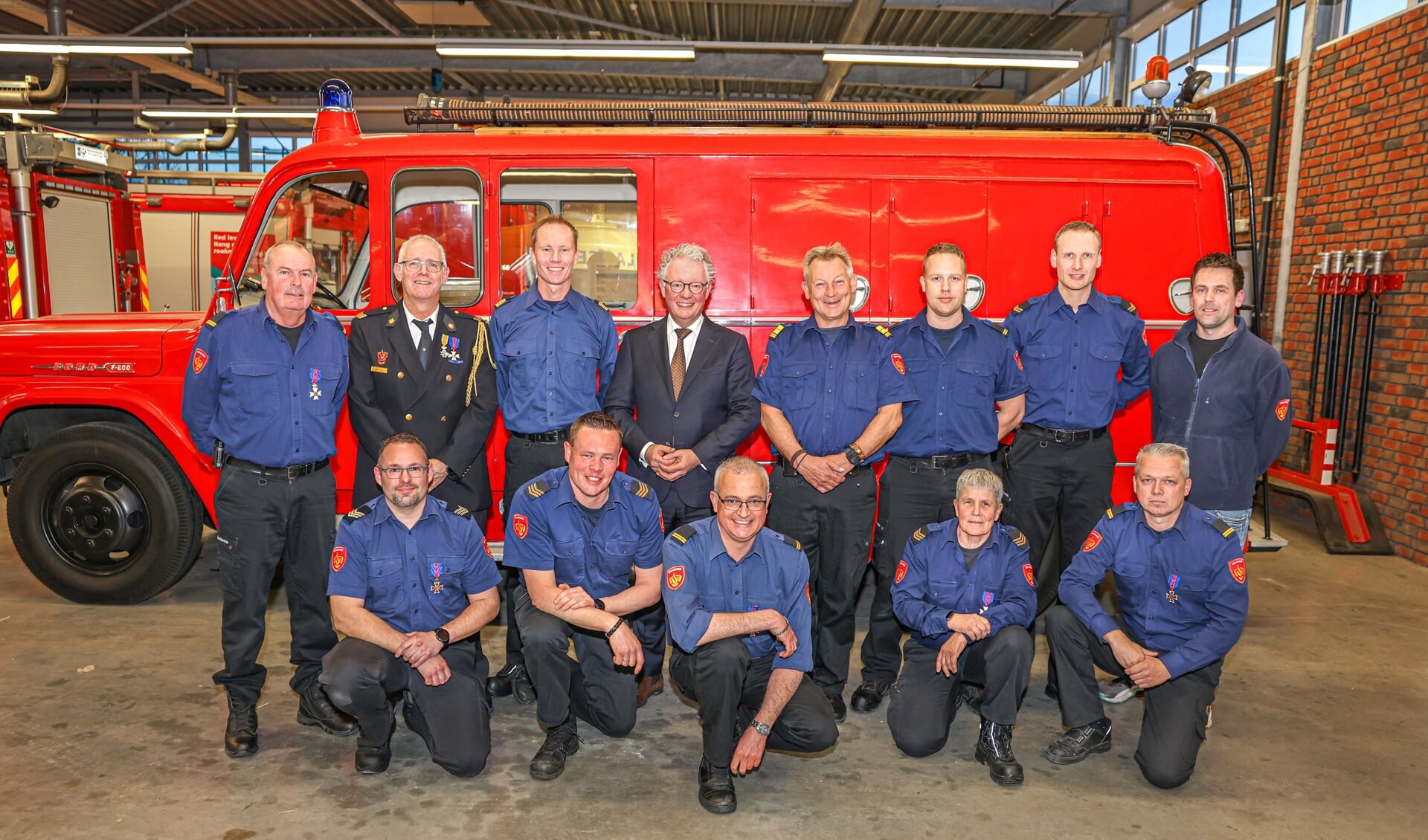 Alle jubilarissen en diploma-behalers samen met burgemeester Jean Paul Gebben, brandweercommandant John van der Zwan en teamleider Roland Beekman.