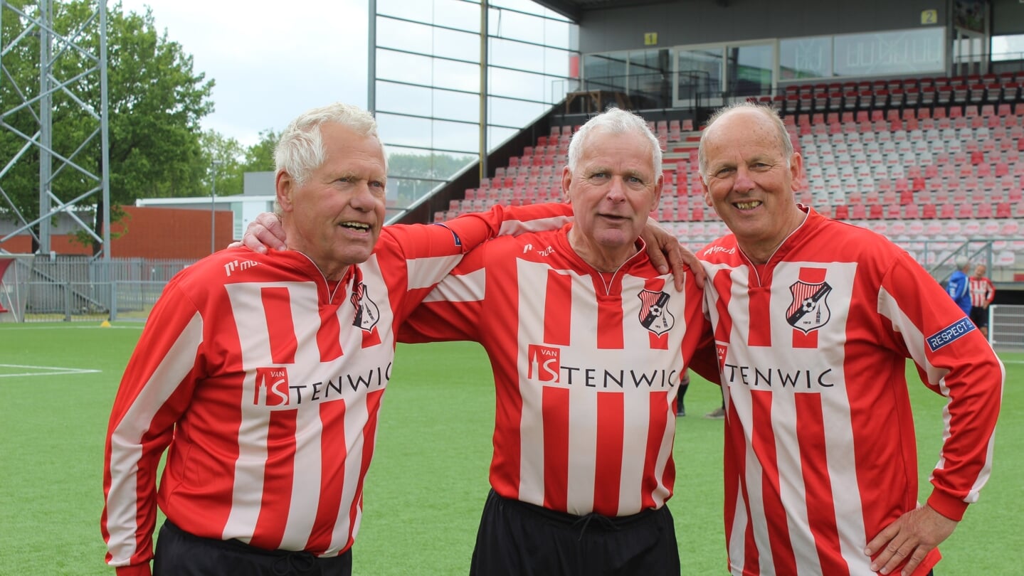 Jan van Rosmalen (links) met teamgenoten Geert Kremer en Frans van der Velden -