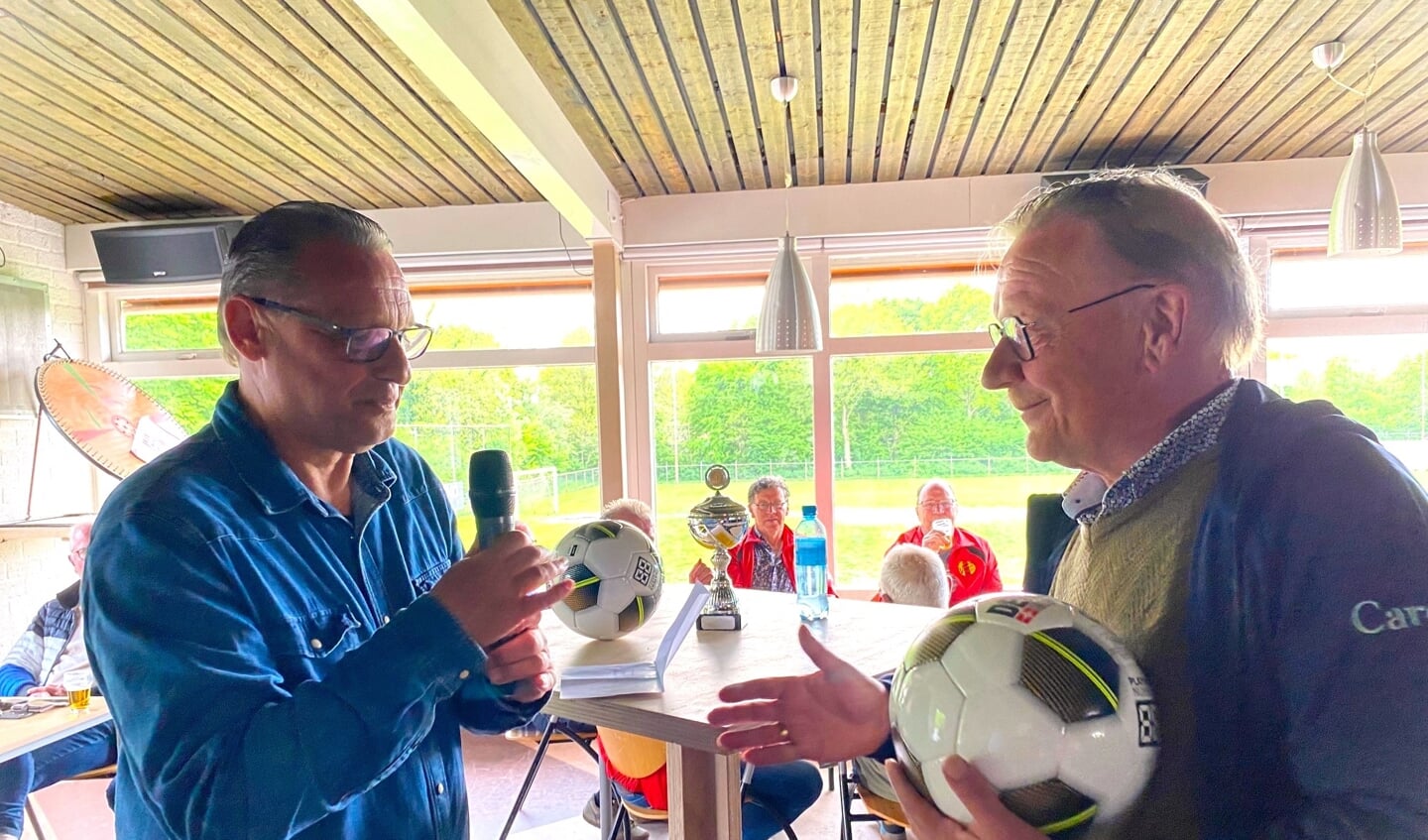 Jan Brouwer reikt de bal uit aan de aanvoerder van poulewinnaar Twenterand 1