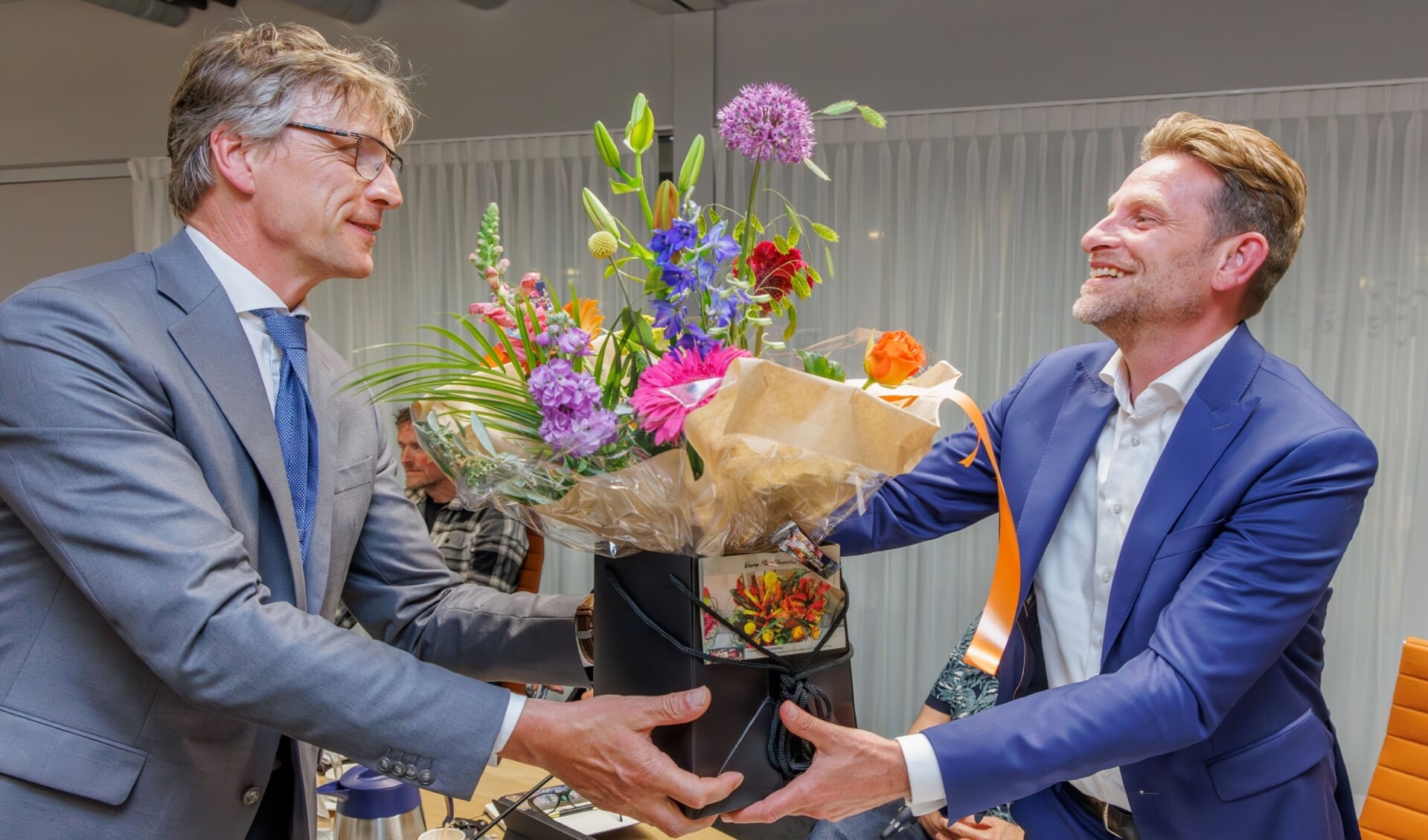 Bloemen en felicitaties voor Hans Wijnen.