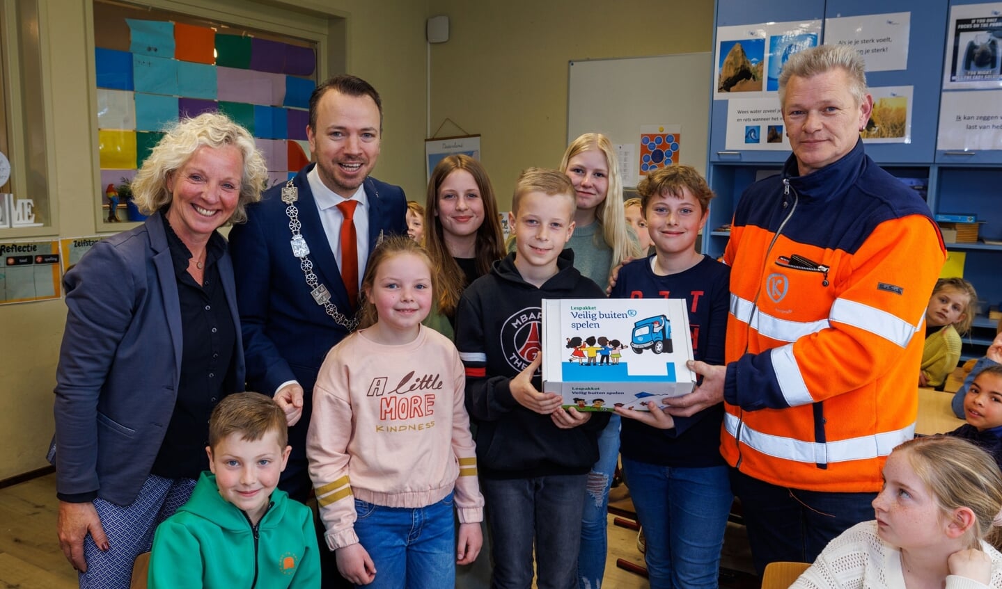 Op de Willem van Oranjeschool in Kampen heeft Sander de Rouwe het lespakket Veilig Buiten Spelen uitgereikt.