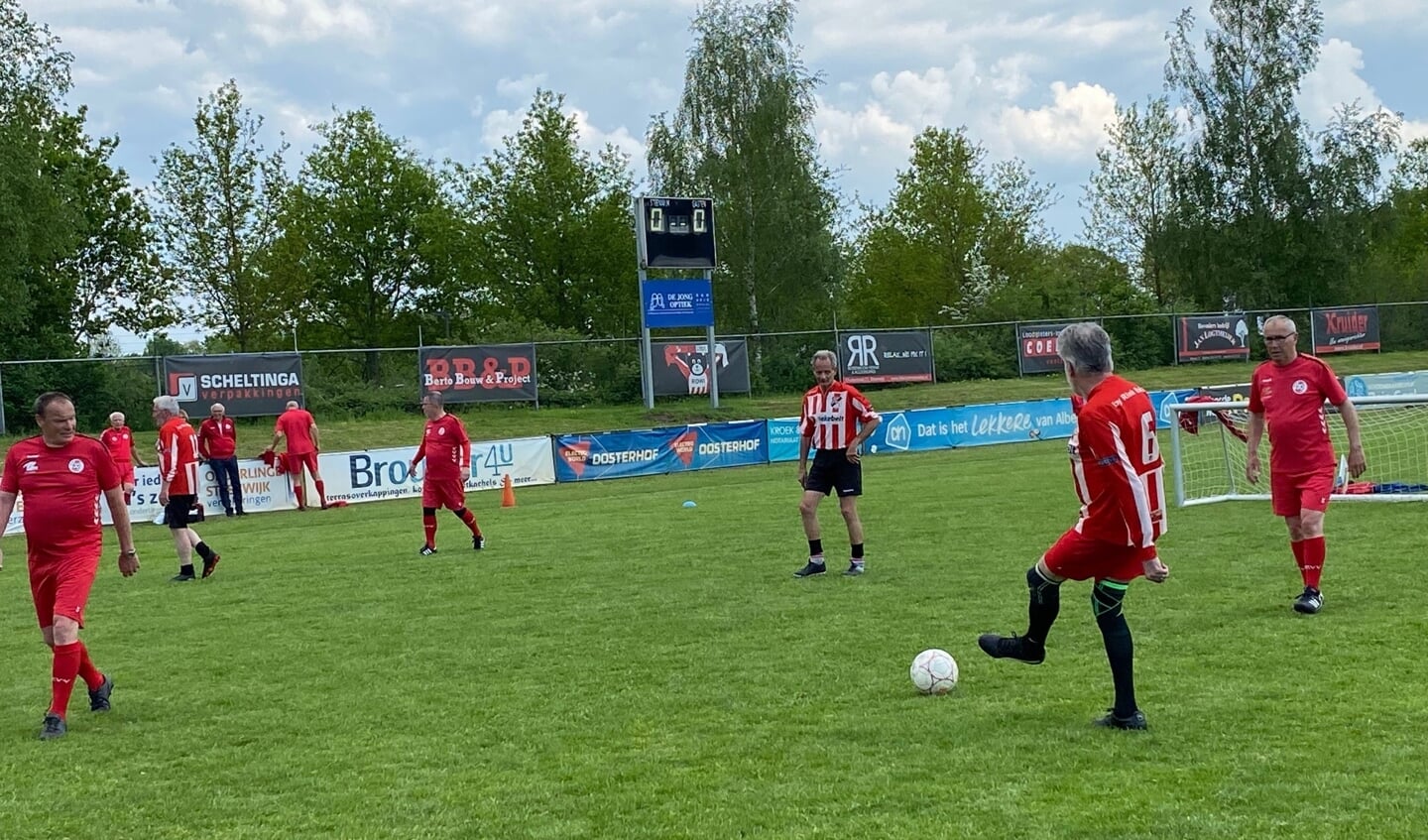 Marco Tjassink speelt de bal naar Wout Krist