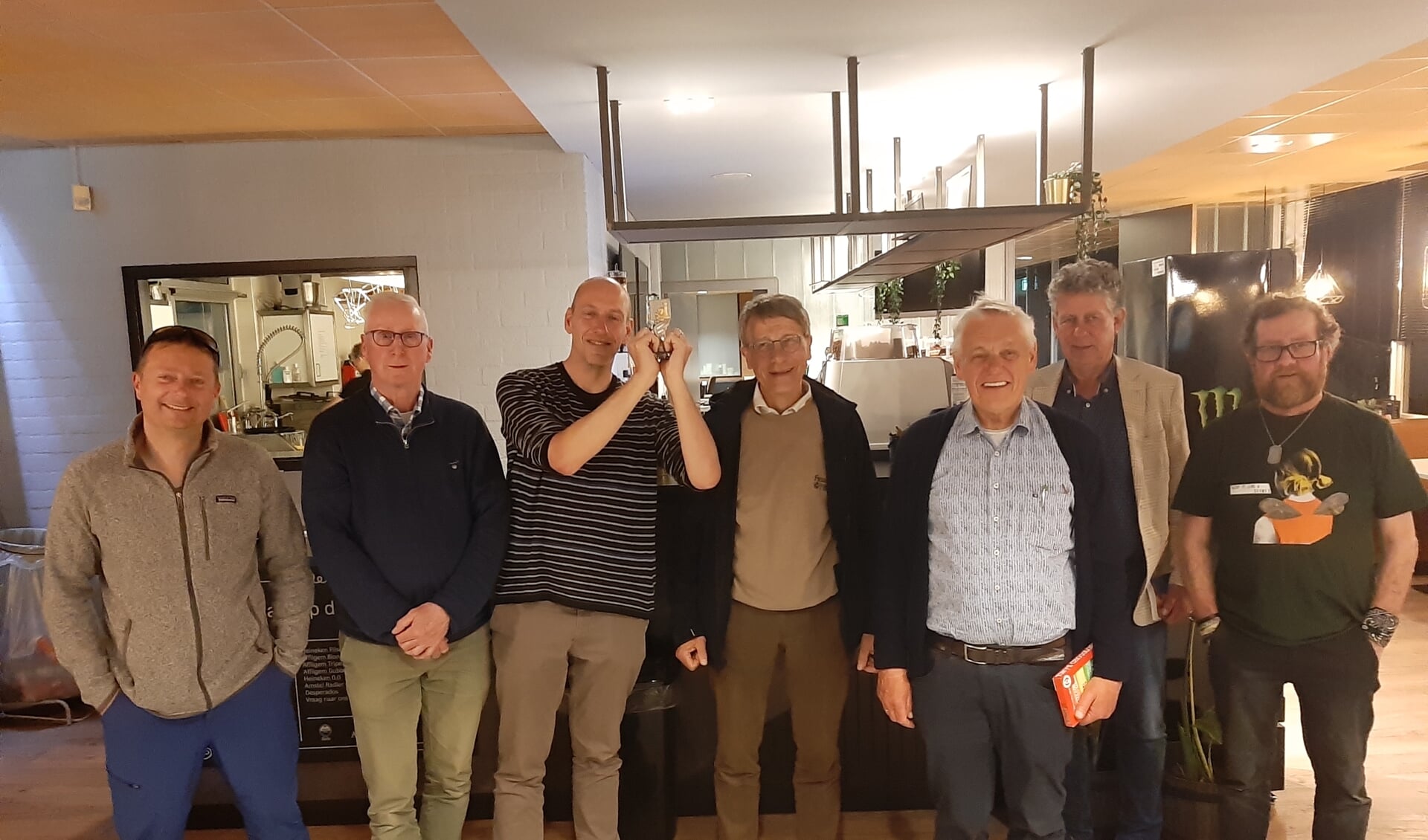 Het winnende schaakteam van De Zeven Pionnen, met vlnr. Harry Logtenberg, Herman Schutte, Frans Voogt, Chris Kruse, Jan van Garderen, Wouter Beerthuis en Rein Schuring.