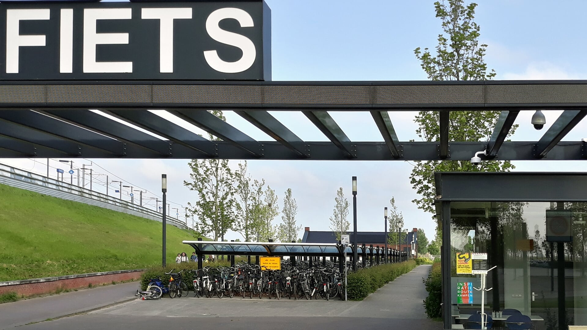 Sinds vorige week hangen er camera's bij de fietsenstalling van station Kampen Zuid