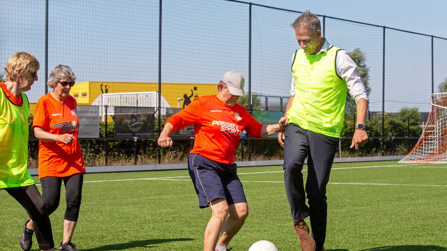 Wethouder Michiel van Willigen neemt de proef op de som bij het Walking Footbal.