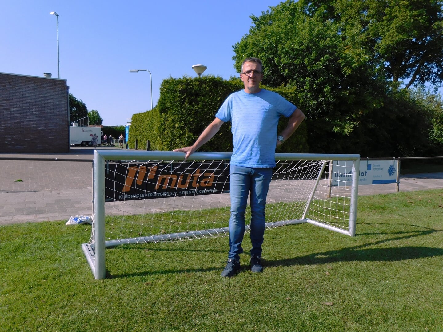 Bert Otten voor een goaltje van het Walking Football