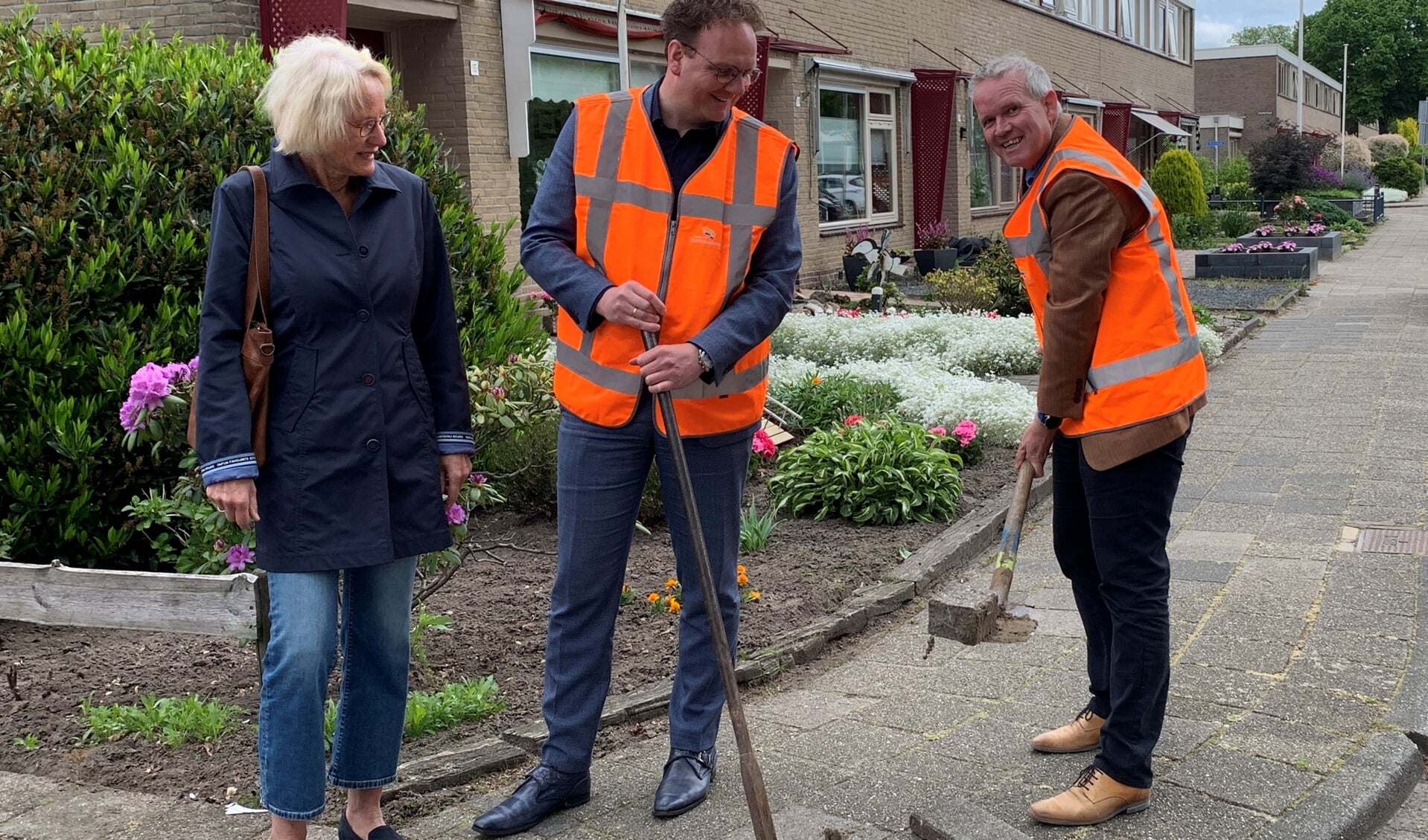 Onder toeziend oog van initiatiefnemer Greet Generaal geven de wethouders Maarten Slingerland en Jan van der Poel het startsein.