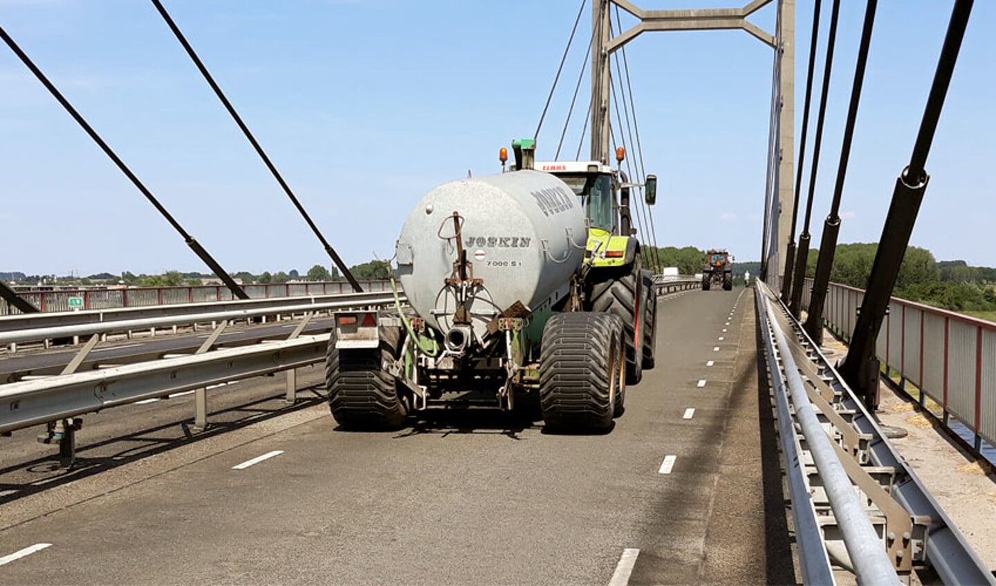 Tractoren rijden nu over de parallelbaan van de Molenbrug