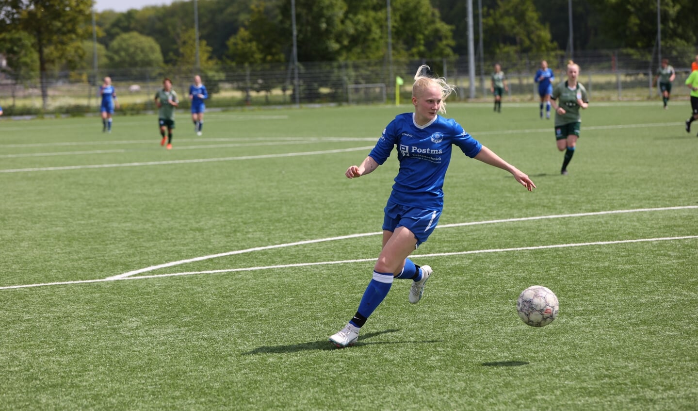 Maud Broeksema gaat er met de bal vandoor tegen Be Quick'28 (in PEC-shirts).