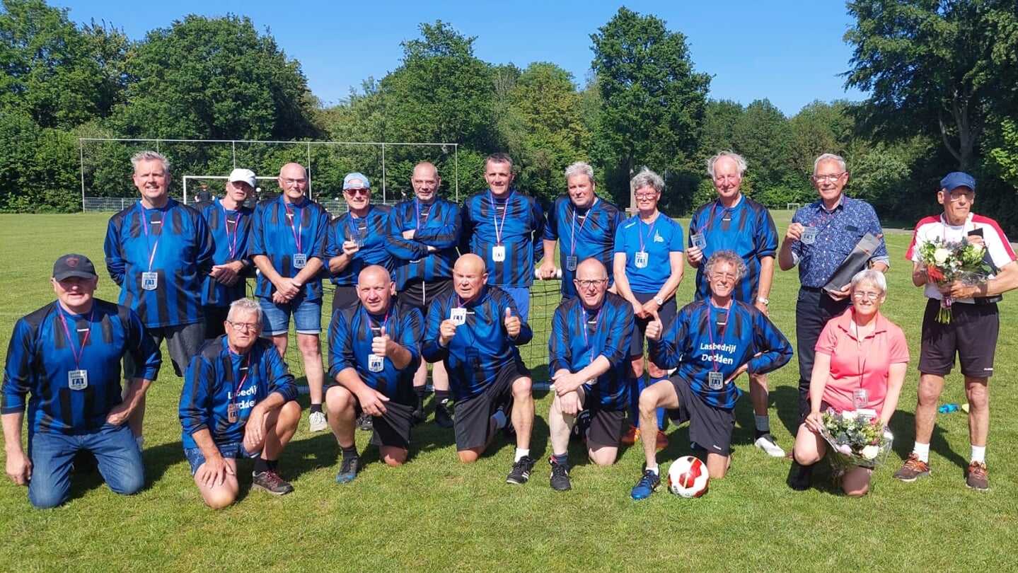 Walking Football Clinic, Bert Otten staat zesde van links