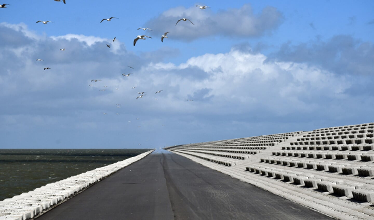 Het nieuwe fietspad langs de Waddenzeezijde is voor een deel geopend tijdens de openstelling van de Afsluitdijk