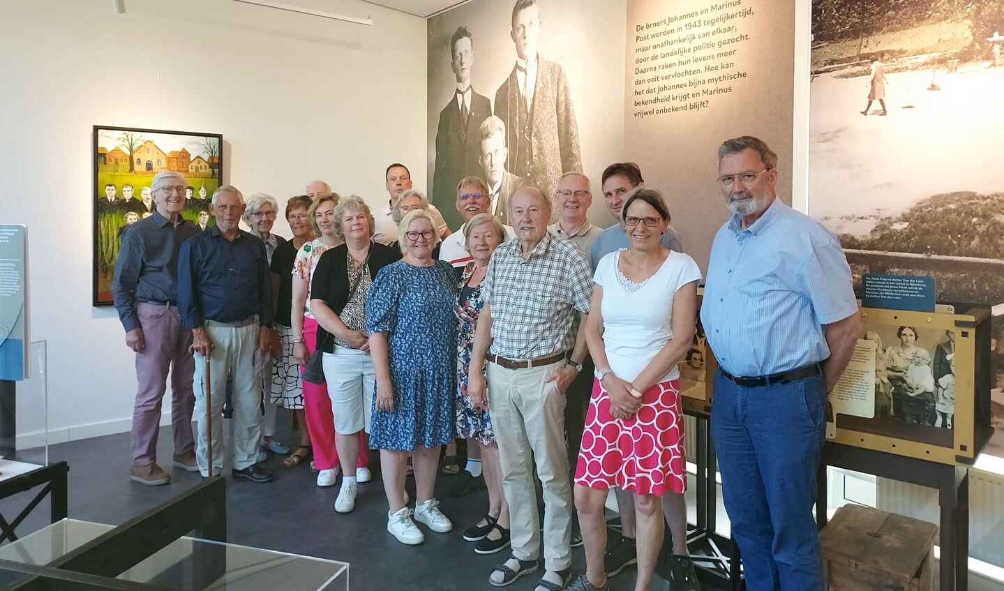 Het bestuur met partners voor een portret van verzetshelden Johannes en Marinus Post.