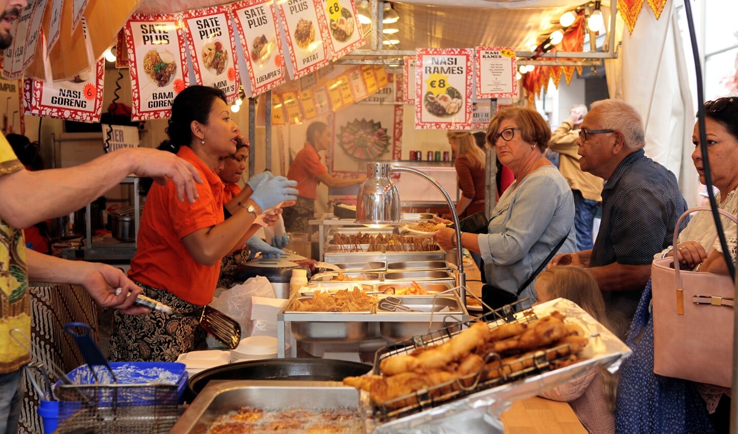 Genieten van lekker eten op de Pasar Malam. 
