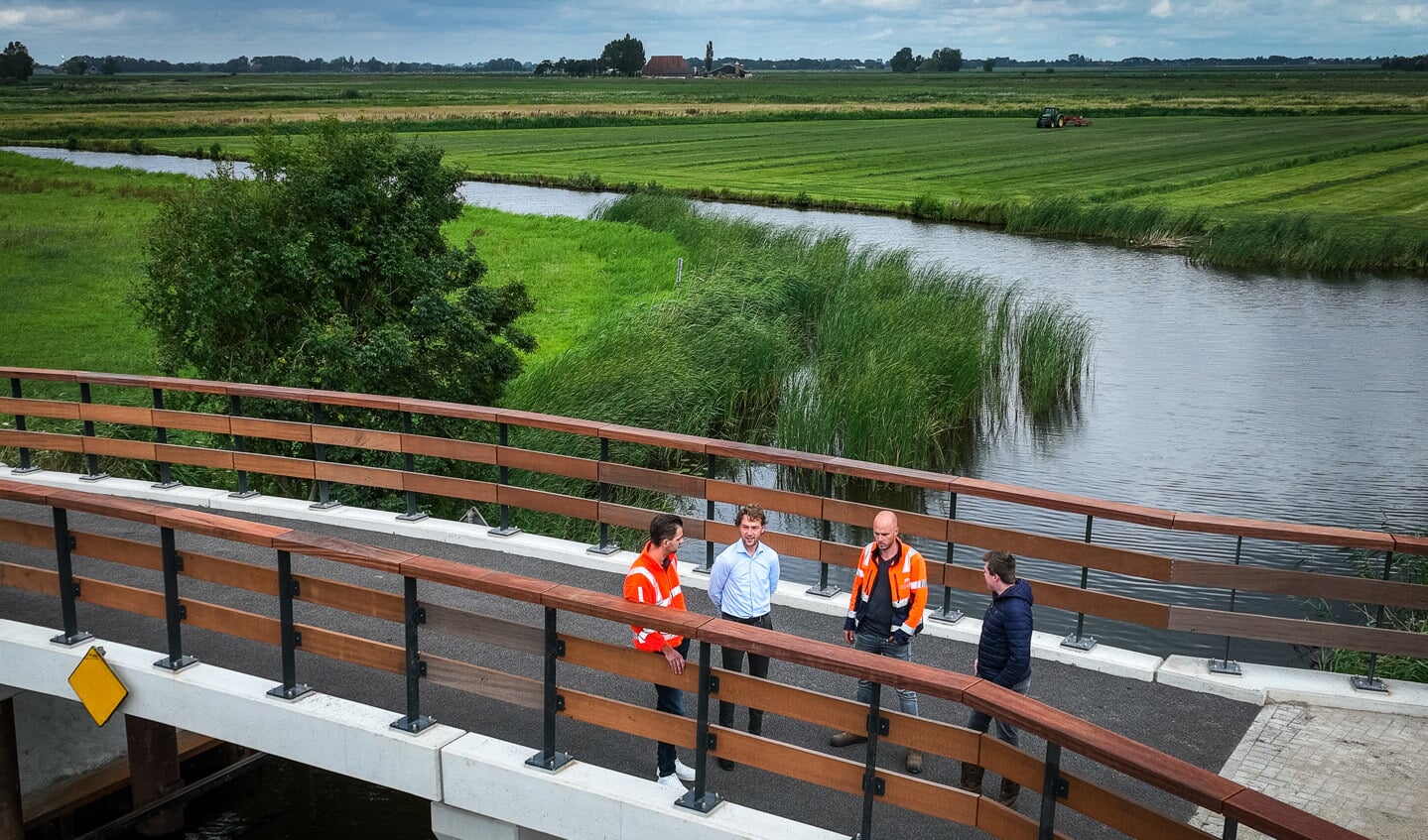 Wethouder Melvin Smit inspecteert de nieuwe brug in de Worstdijk.