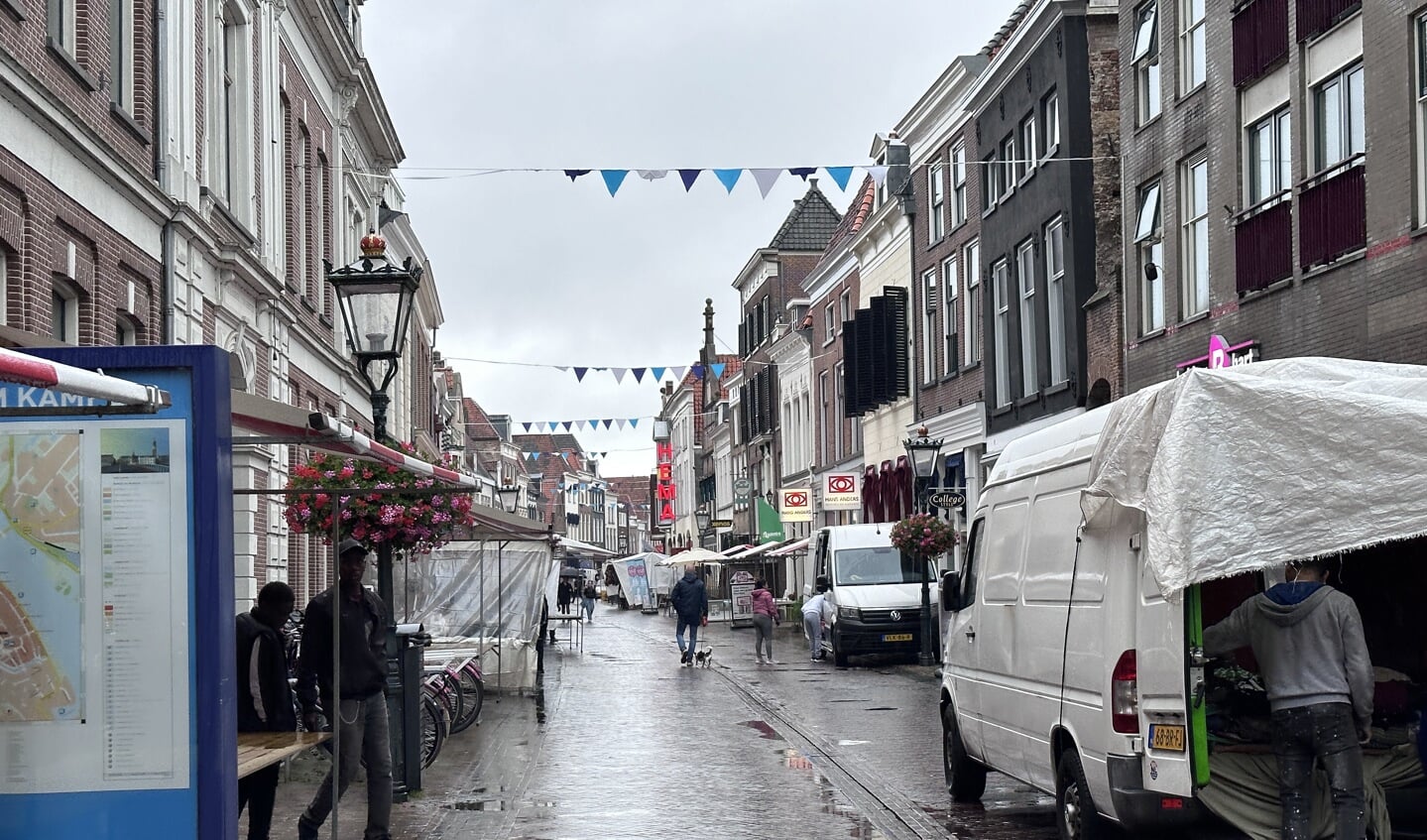 Een regenachtige opbouw van de eerste Kamper Ui(t)dag van 2023.