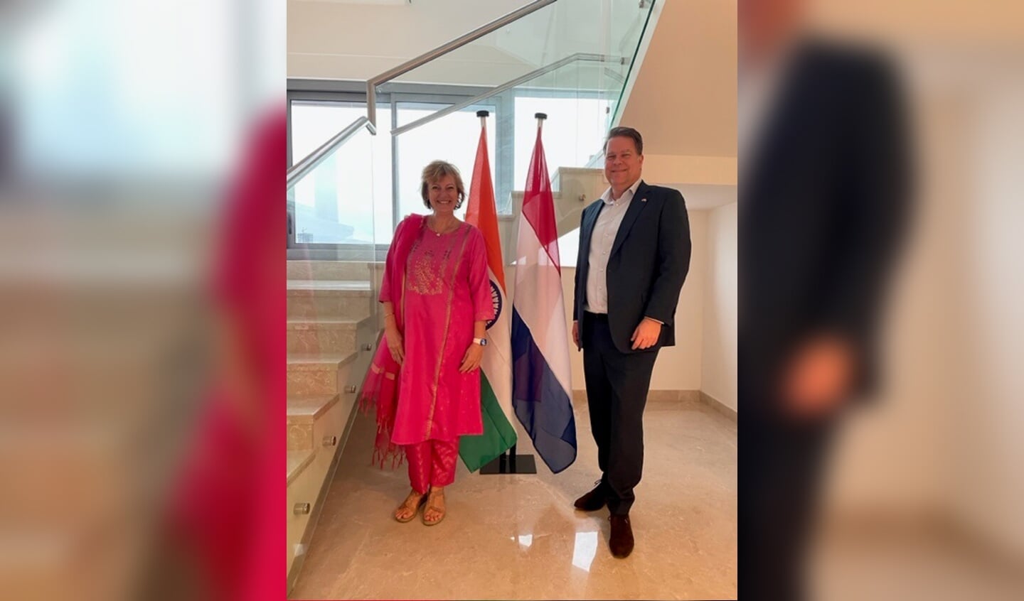 Margriet in Indiase outfit naast consul-generaal Ewoud de Wit.