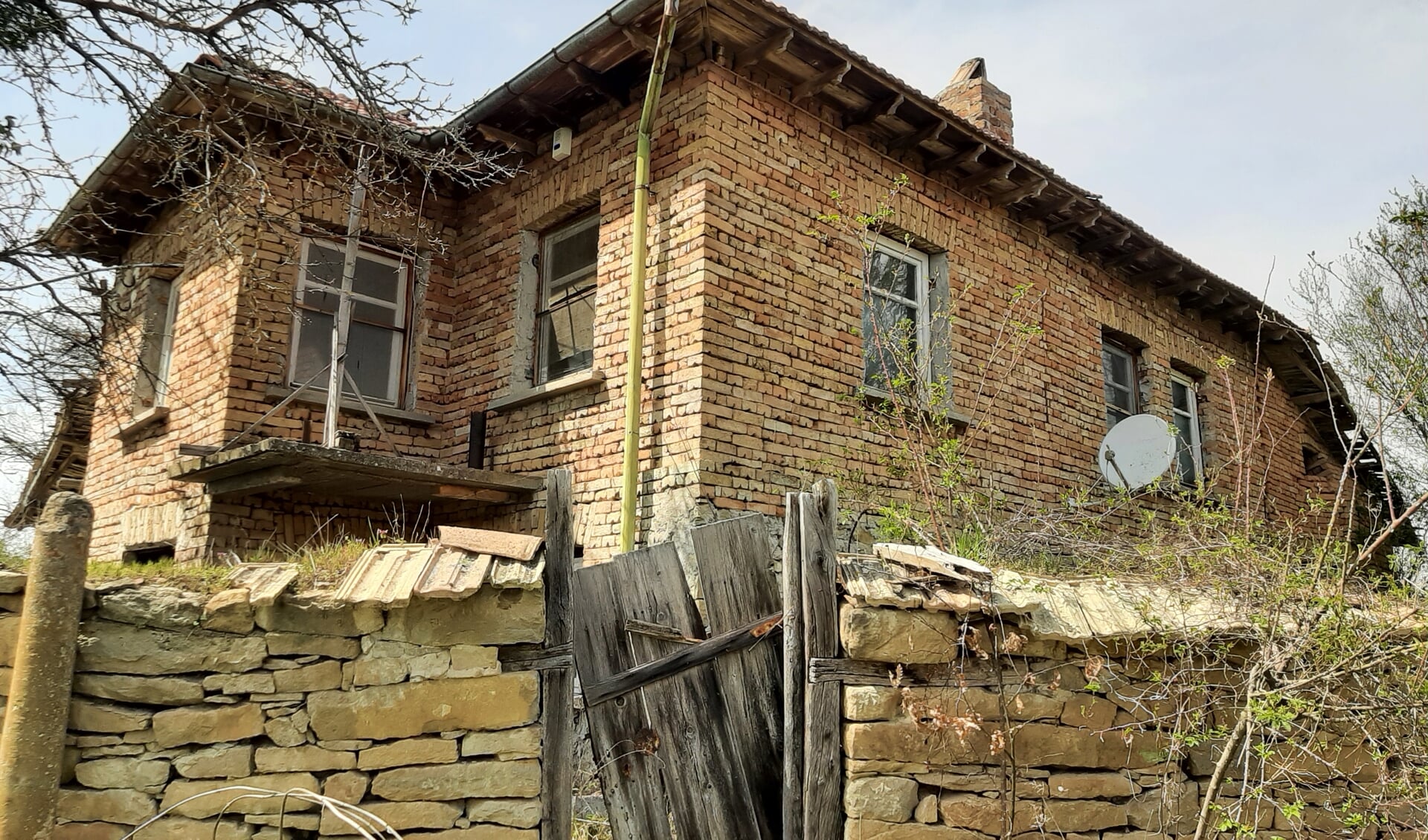 Foto bijschrift: Het (nog te renoveren) huis op de berg in Baba Tonka, Bulgarije, waar Alex en Elise vanaf maart 2024 wonen (foto: Attest Communicatie).
