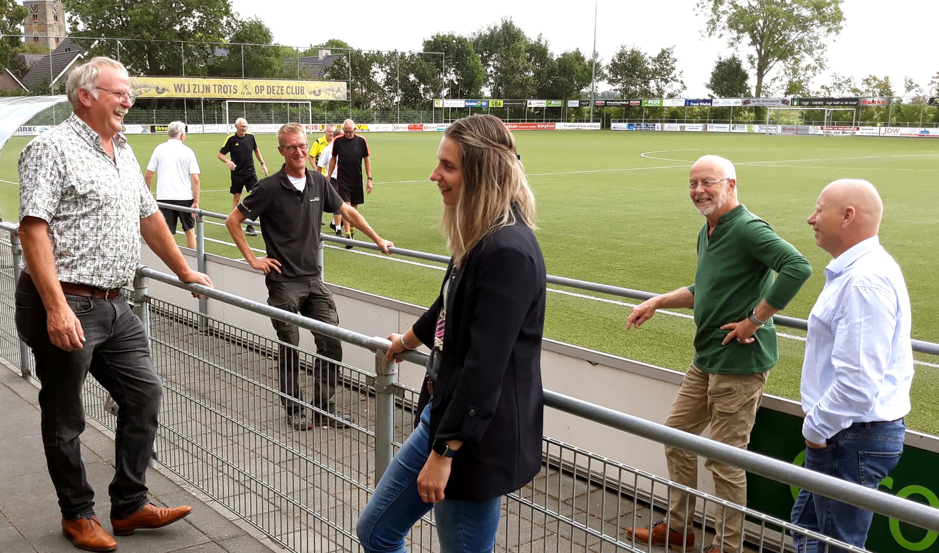 De betrokkenen praten bij naast het sportveld bij het MDF