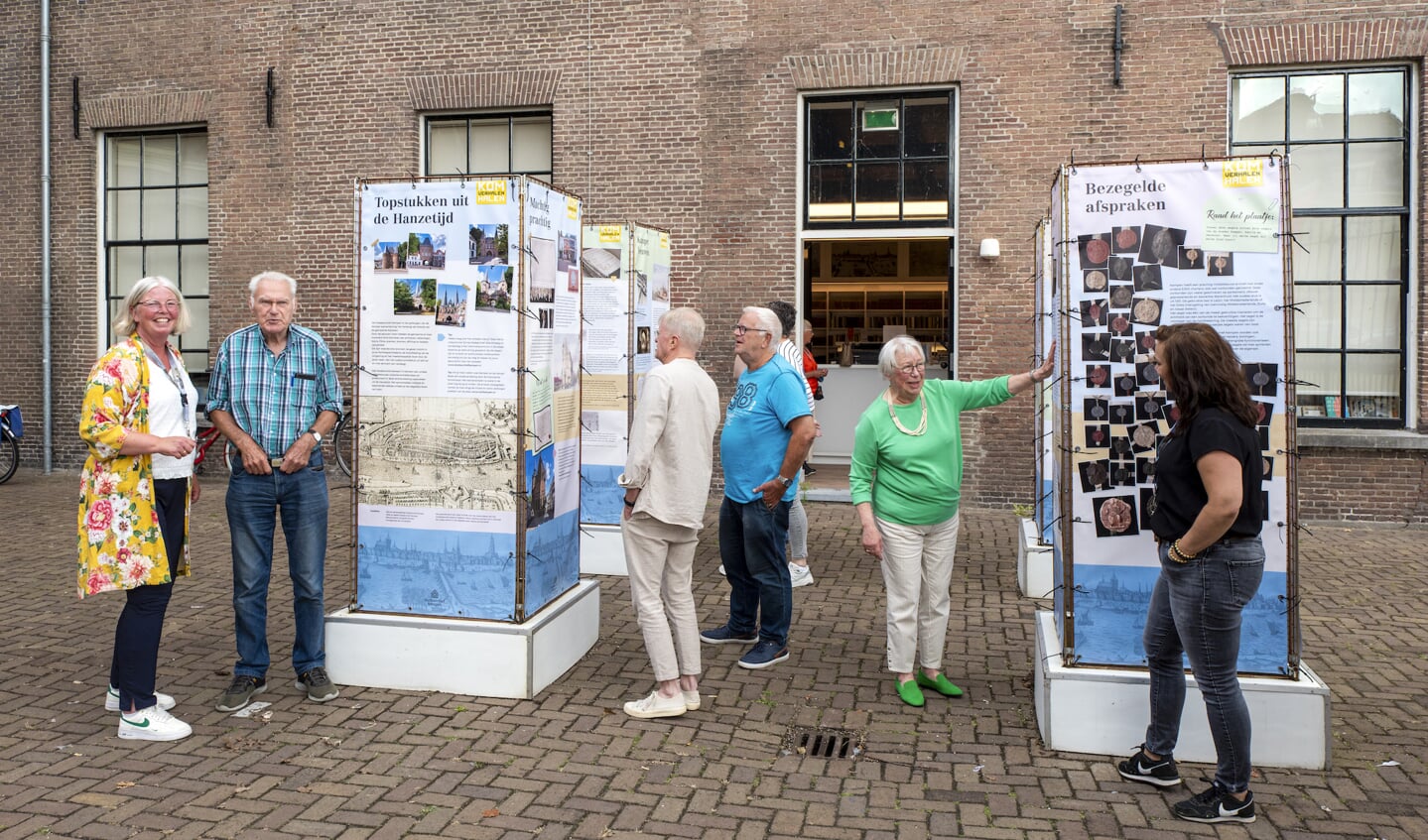 Hester Timmerman (Stadsarchief Kampen) poseert samen met Kamper amateurhistoricus Kees Schilder (die meters archiefstukken heeft vertaald naar hedendaagse Nederlands). Onderzoekers Leo Torn, Kasper Haar en Annick Alink nemen alvast een kijkje samen met Neel Wijshake en Annelies Rijkhoff (beide Stadsarchief Kampen).