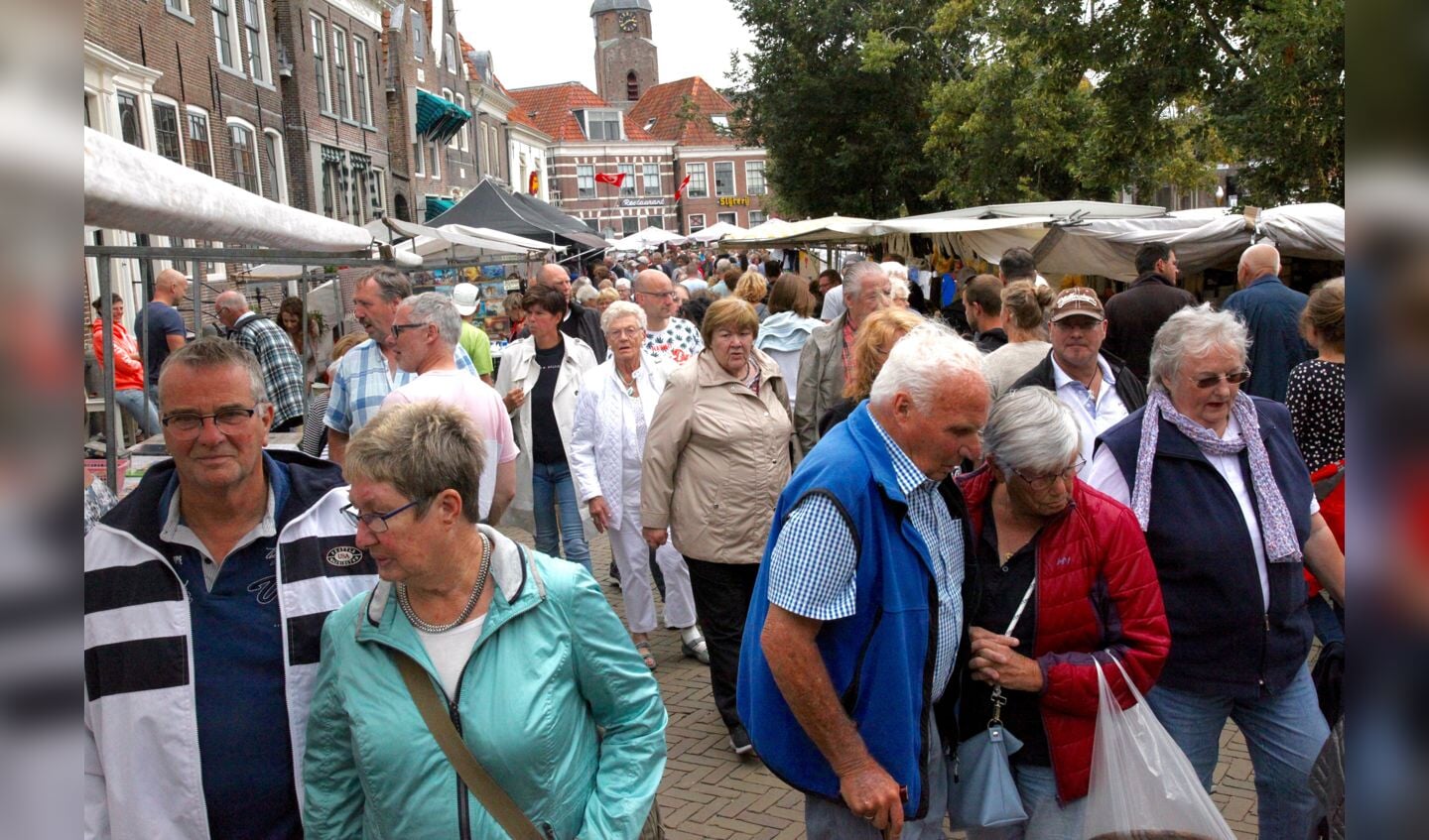 De jaarmarkt in Blokzijl is zowel aantrekkelijk voor bezoekers als voor standhouders, vanwege de grote variatie aan kramen.
