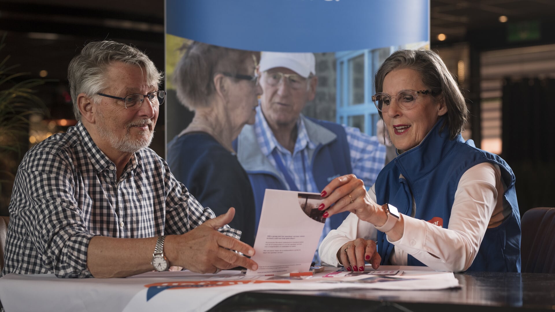 Een OV-ambassadeurs in gesprek.