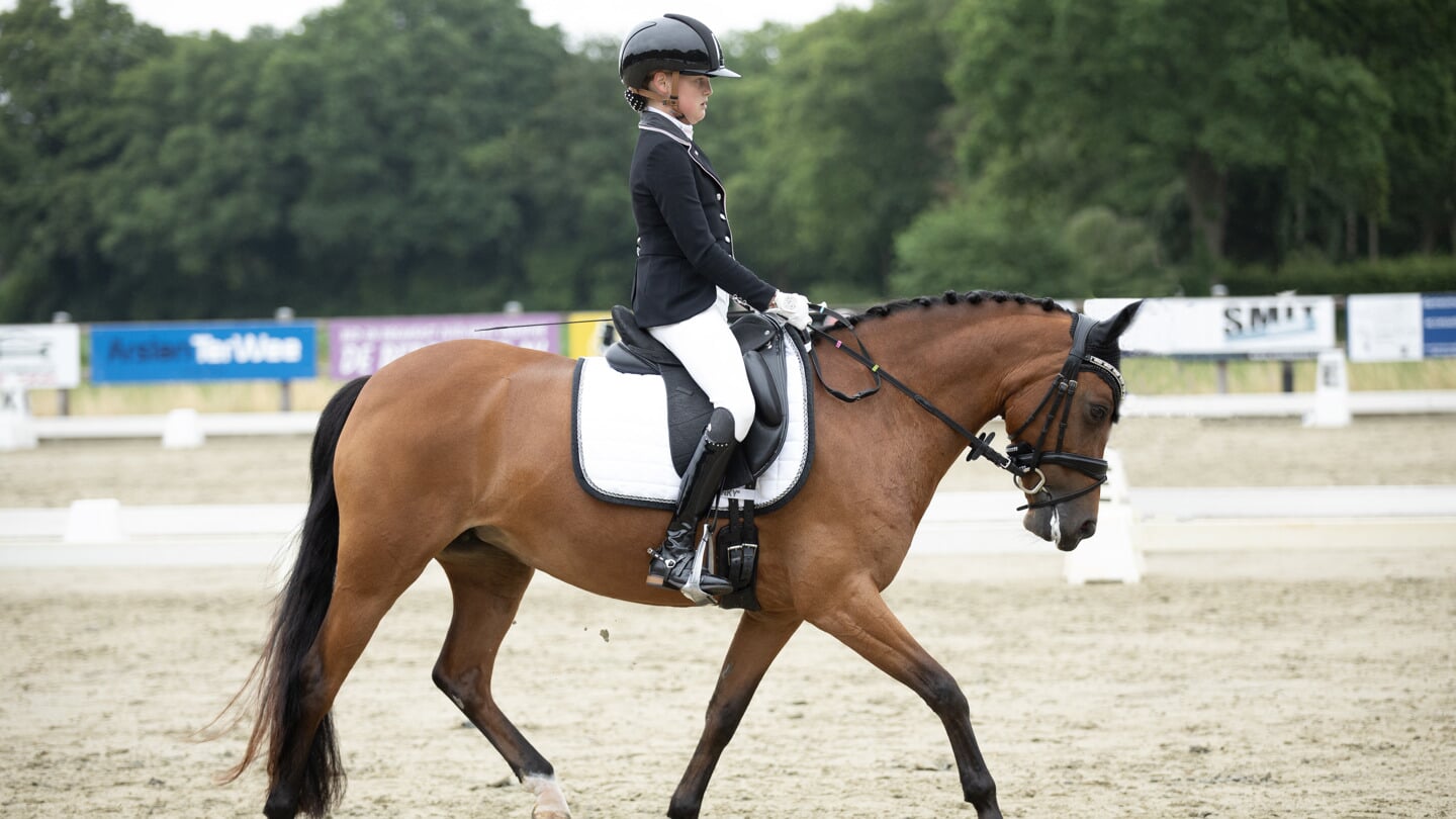 Liva Laanstra op haar pony Bella Donna