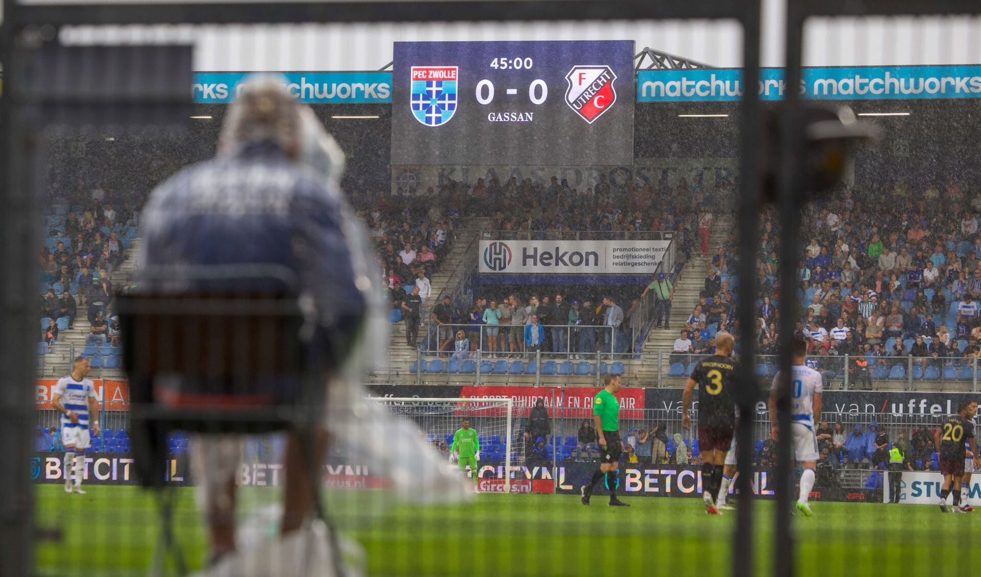 Tussen de buien door streden PEC Zwolle en FC Utrecht tegen elkaar. Na een 0-0 ruststand won PEC uiteindelijk met 1-0.
