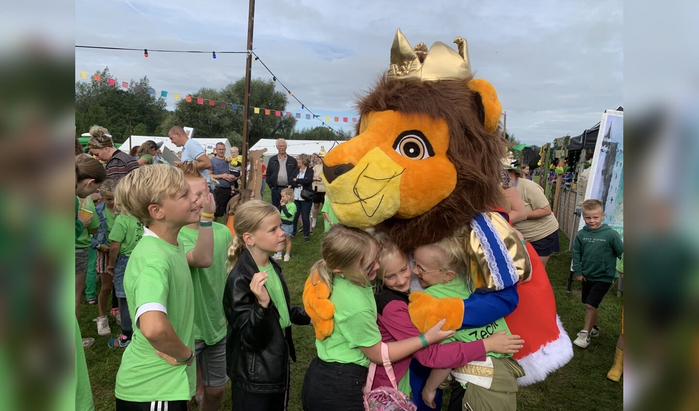 Wesley de Leeuw knuffelt met kinderen uit Westenholte. 