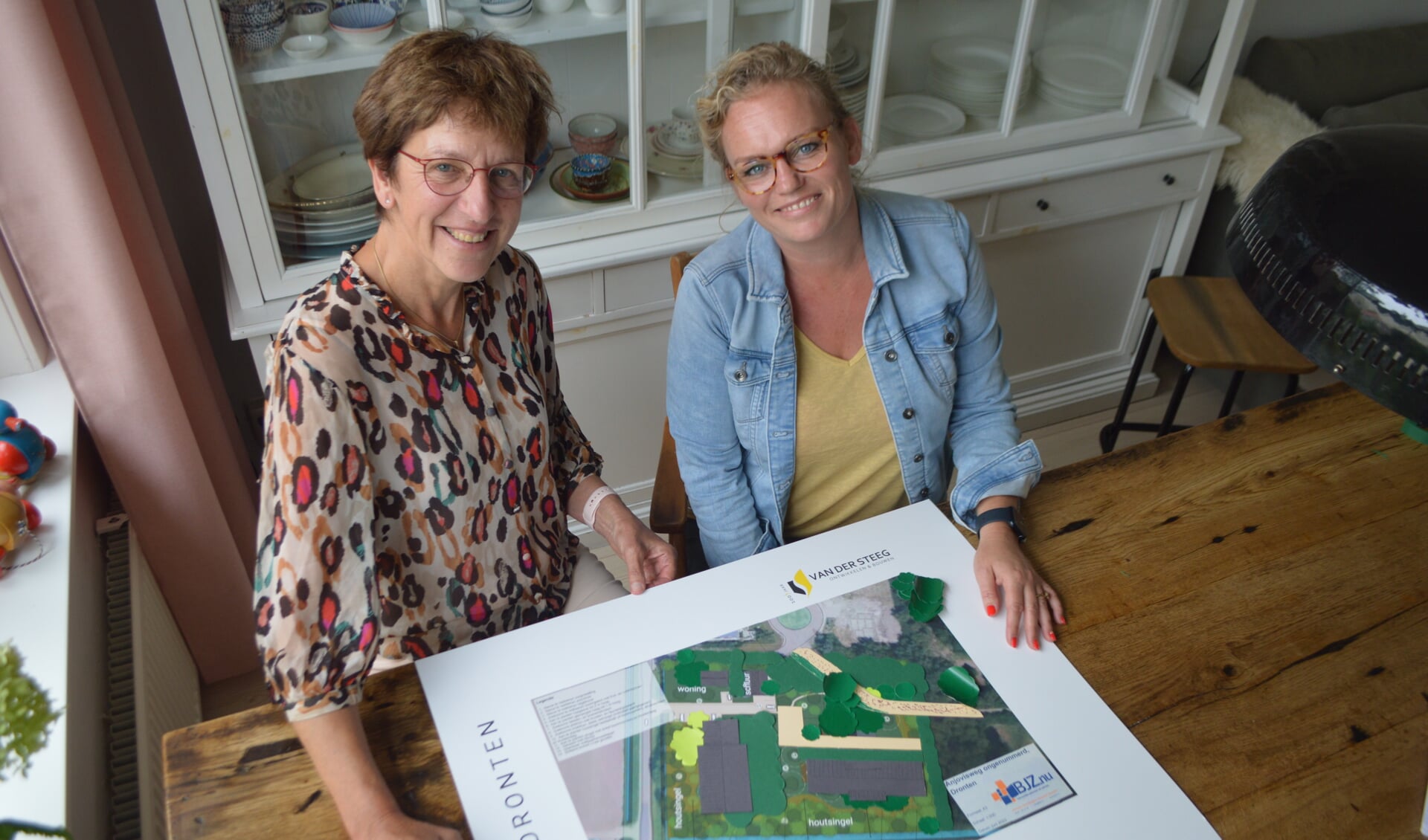Coby Dekker-van den Berg en Sara den Hertog met de tekening van Zorgerf Dronten.