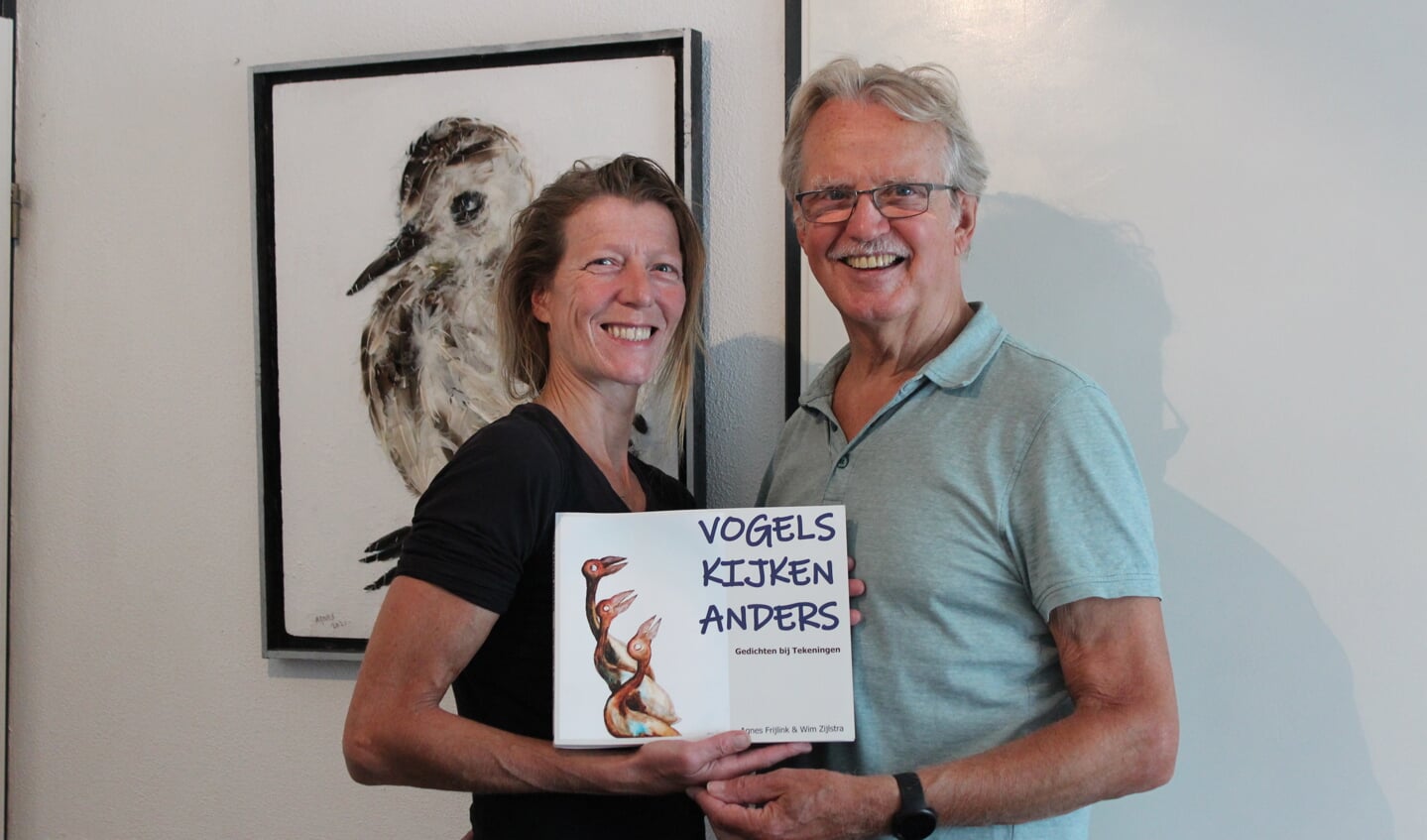  Frijlink en Zijlstra tonen vol trots hun boek dat ze zelf een ‘prachtig en krachtig uitgebroed kuiken' noemen. 